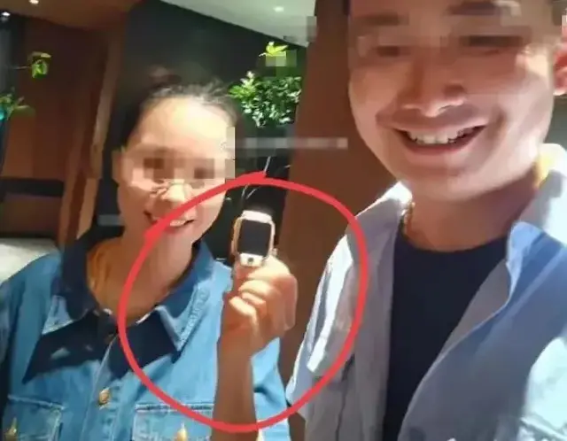 环卫工翻8吨垃圾找电话手表后续: 女子被骂惨，不拿环卫工当人看！