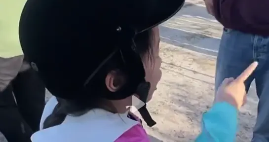 小孩姐埃及维权后续：埃及人不服，妈妈及时阻拦，女孩行为争议