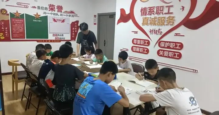 暑期托管乱象丛生：万元班无资质师资凑数 家长踩坑该谁监管