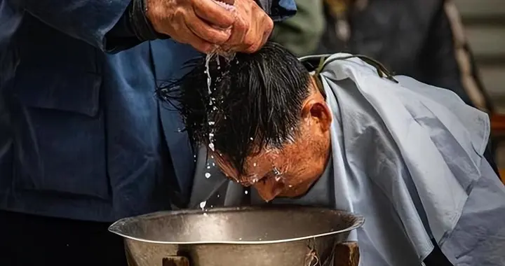 医生给60岁以上人士的洗头建议：一份避坑清单，这四件事最好别做