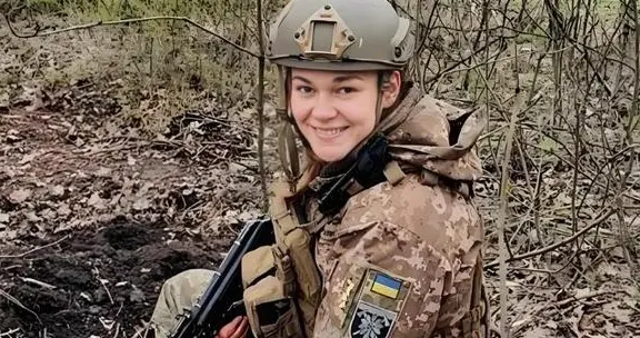 乌军女雇佣兵受伤，脱头盔表明女性身份，获得俄方网开一面