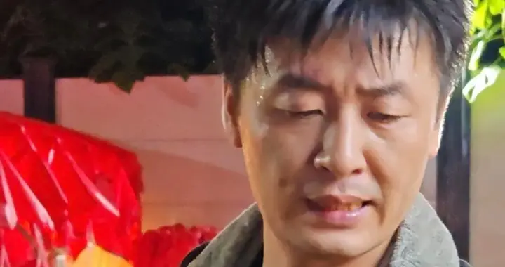 “撞脸”张雪峰的烧烤老板走红不到一周，恶心一幕发生，造假被扒