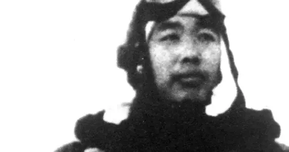 1951年，飞行员华龙毅以1敌14，负伤跳伞后拔出手枪继续空中拼杀