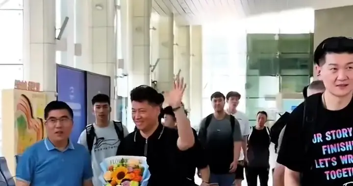 新疆男篮抵达库尔勒连日备战，买总亲自上阵，一对一特训内线悍将