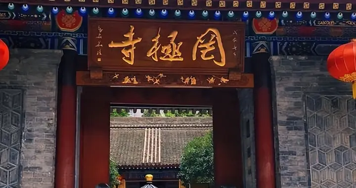 西安城区绝美玉兰花盛开！古刹红墙映白雪，人少还免费！特出片