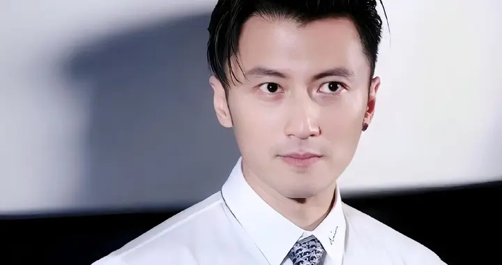 央媒“点名”，揭开45岁谢霆锋真实处境，原来王菲一个字都没说错