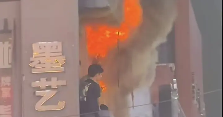 长沙逗比烤肉发生火灾，两小伙躲阳台那等待救援