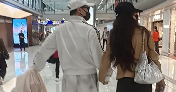 汪峰罕见穿阔腿裤，和女友现身机场！森林北穿紧身裤站姿有些不雅