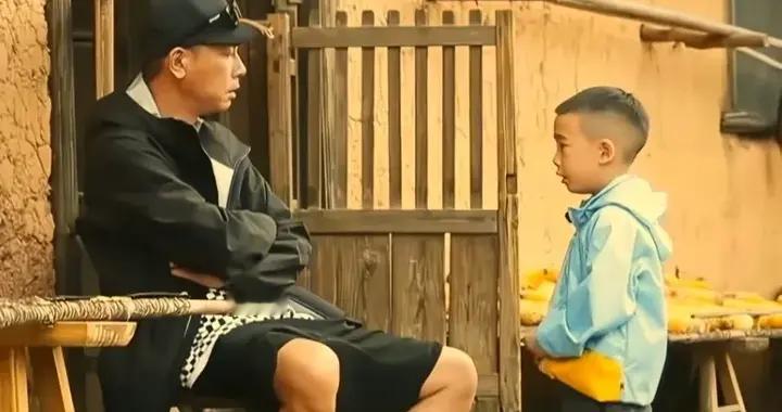 陈小春儿子在上海待了5年，是个语言天才，12岁散发温文尔雅气质