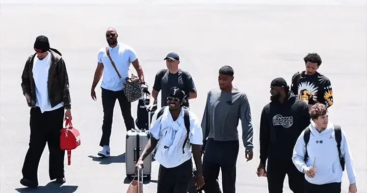 准备G3！湖人官方晒众球员登机穿搭照：前往休斯顿