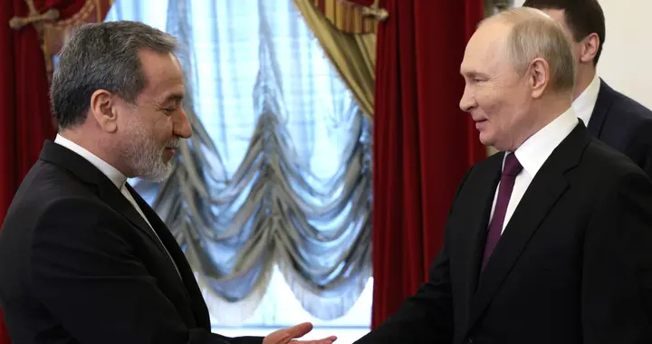 普京在自己老家接见伊朗高层，当面一顿猛夸伊朗英勇奋战