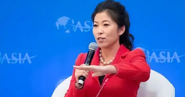 她坑害国民44亿后逃到美国，为捞钱不择手段，如今依旧过的潇洒