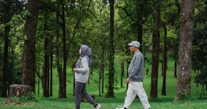 走路时加上这4个动作，降血糖效果翻倍！不知道的糖友亏大了