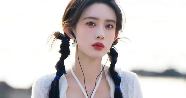 孟子义扎甜美小辫，身穿白色挂脖上衣叠加开衫+半身裙，清新甜美