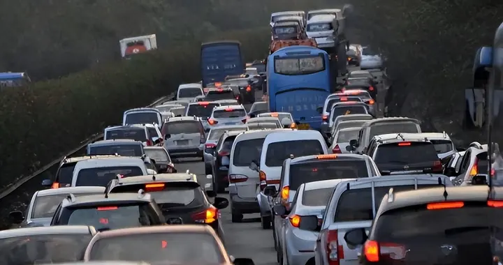 中国近三年春运人次：24年84亿人次，25年90亿人次，今年太离谱了