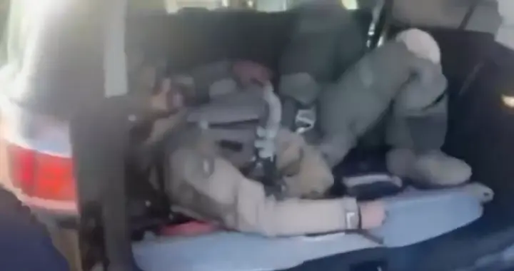 震撼！美军F-15E战机坠毁科威特，飞行员弹射逃生却被塞进后备箱