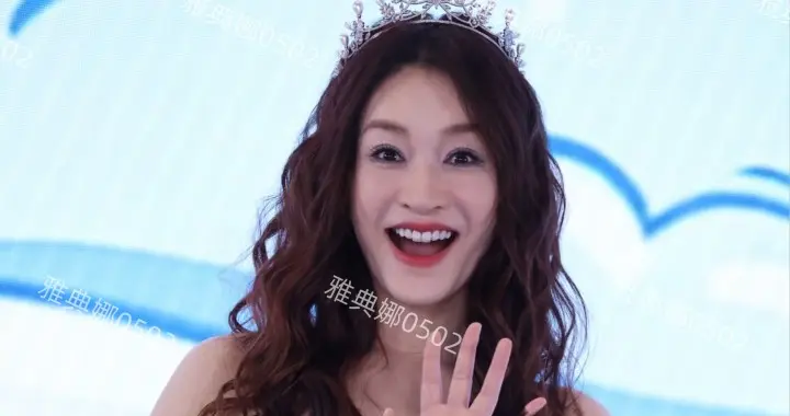 李小冉不仅美貌被高估了打扮和动作也越来越像谢娜了很幼稚很夸张