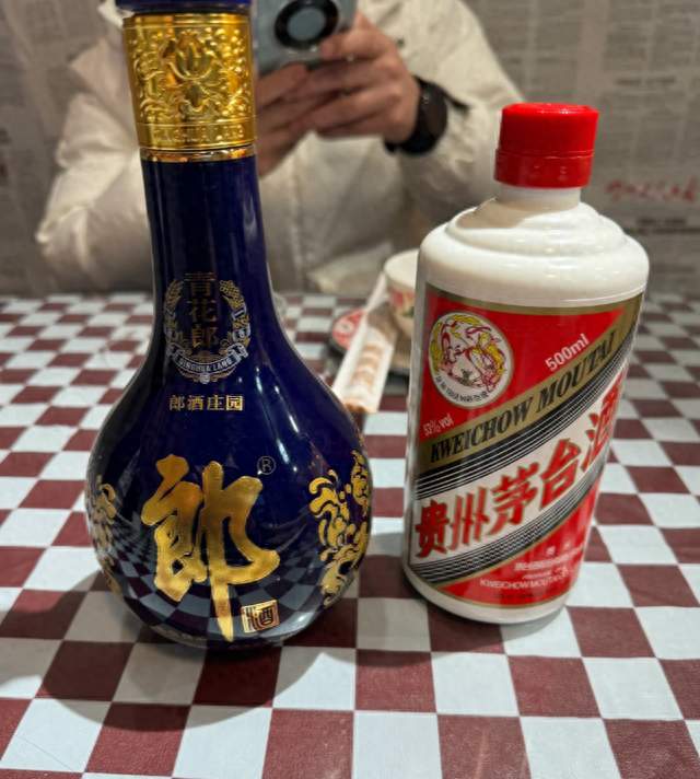 茅台和郎酒，同为酱酒，工艺相似度高达99%，为何地位差这么大？