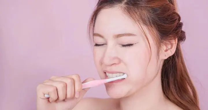 “睡前刷牙”是错的?医生提醒:不想牙齿提前坏掉，刷牙留心3点