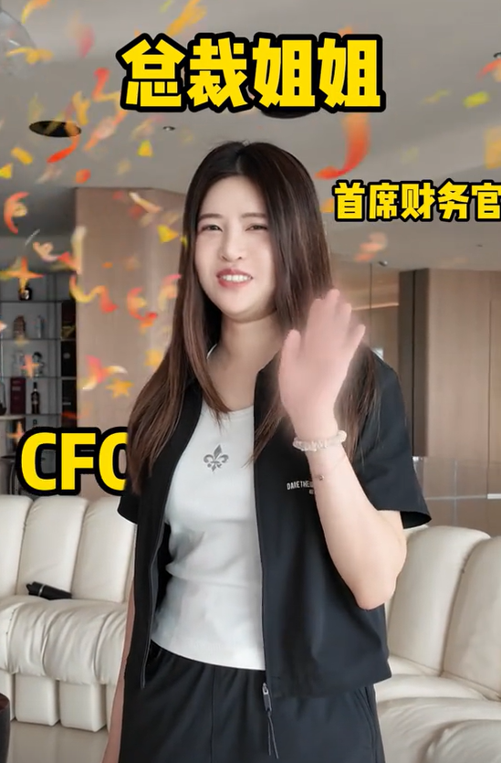 特步公主丁佳敏晒姐姐家的大别墅，睡3米豪华大床，马桶是黄金的