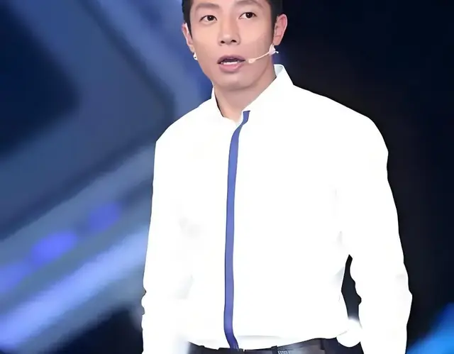 央视名嘴撒贝宁现身上海车展，秒变车圈老司机