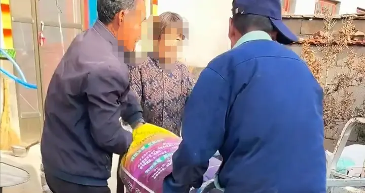 母亲悄悄攒下的信封，让儿子在告别仪式上跪地痛哭