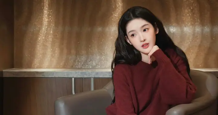 王玉雯红衣小皮裙，大波浪