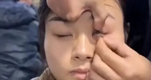 美女打麻将出老千露馅，牌友们抠她眼睛，拿出了一对高科技玩意！