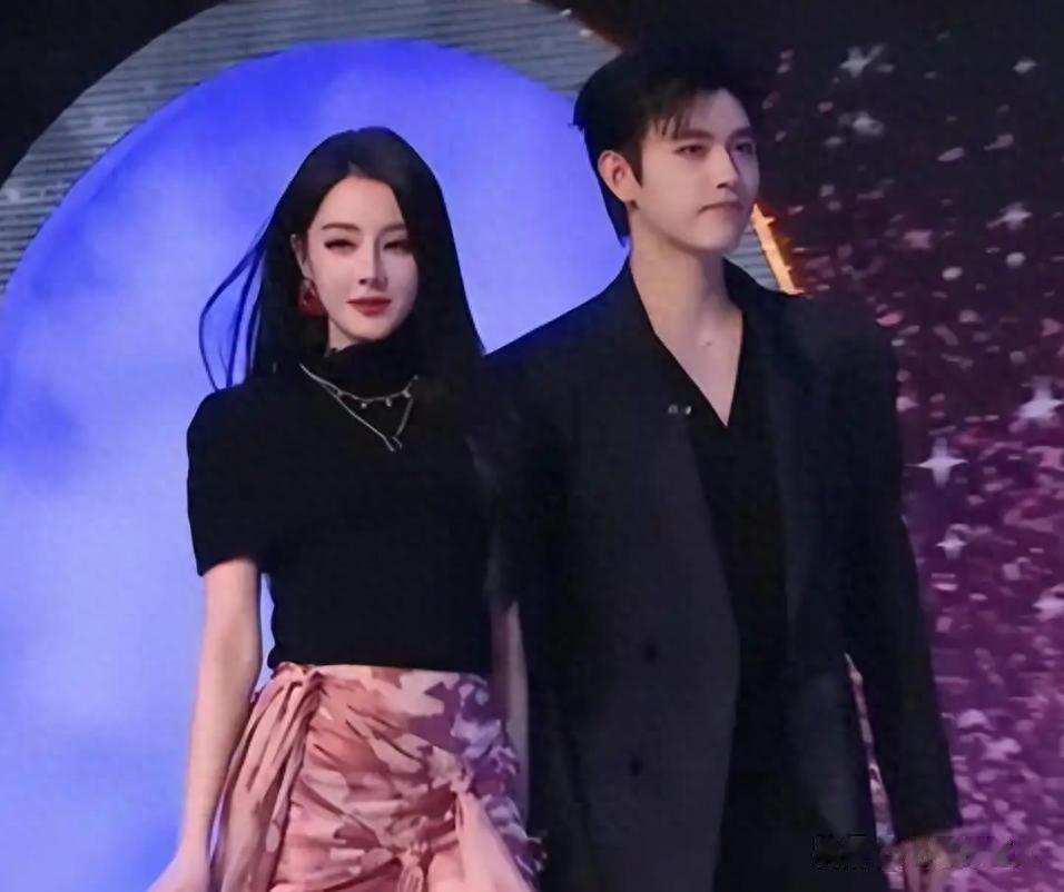 迪丽热巴陈飞宇被传恋情：两人多次穿同款，男方妈妈疑似在线吃瓜