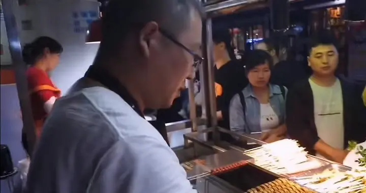 合肥IT男辞职摆摊，靠不起眼小吃7天赚1万，背后真相扎心又励志