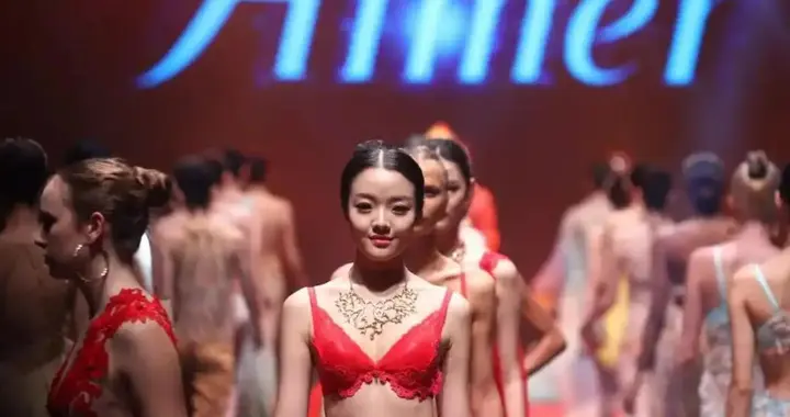 重庆苏州2个大老爷们，1个做文胸1个做卫生巾，如今财富均超50亿