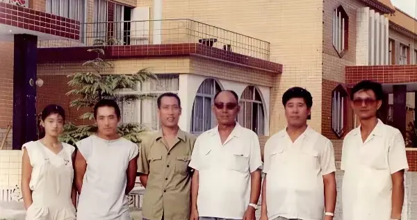 1988年，23岁的巩俐与38岁张艺谋拍摄红高粱时与高密县领导们合影