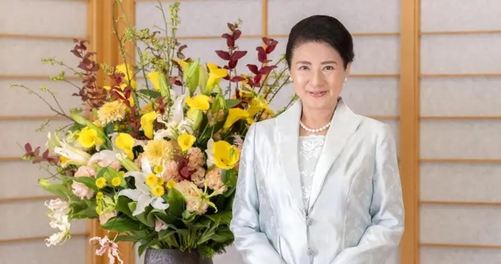 日本皇后62岁庆生照！穿浅蓝色时装很减龄，还罕谈二战历史与和平