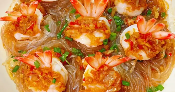花开富贵蒜蓉粉丝虾绝对是年夜饭餐桌上的颜值担当