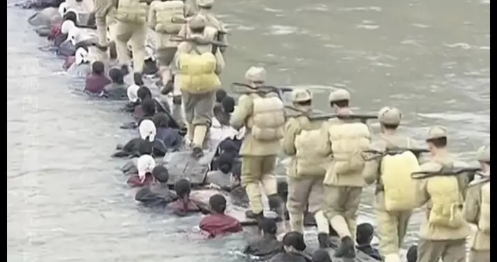 沂蒙妇女肉身搭桥，千名战士踏臂出征