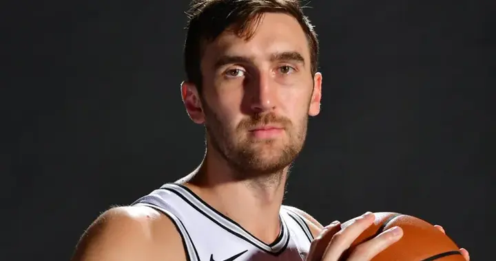31岁生日快乐！NBA官方晒照为卢克-科内特庆生