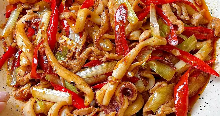 韭黄鱿鱼炒肉丝：鲜爽下饭菜