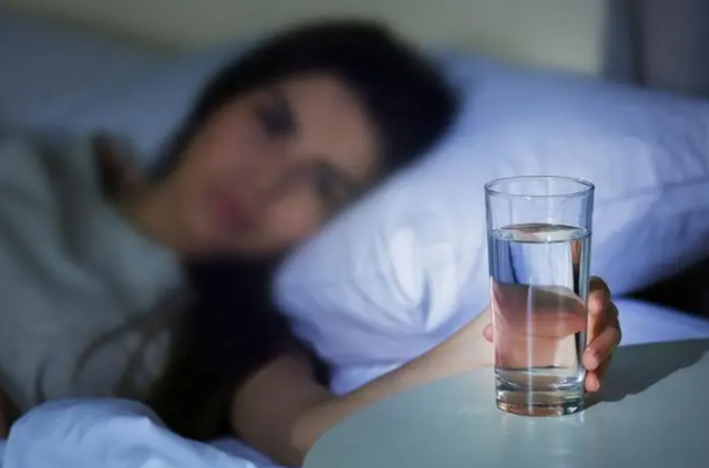 晚上睡觉前喝水，危害比吃夜宵还大？提醒：这3种“水”不建议喝