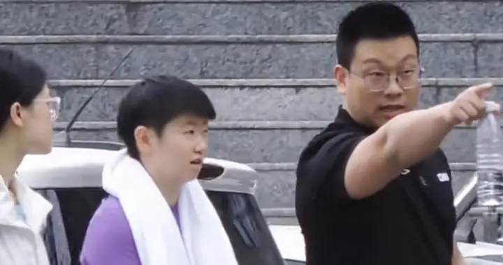 国乒成都封训，莎莎开心下训，林诗栋和教练有说有笑，梁靖崑上训