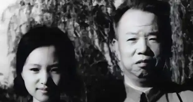 1942年，新四军师长妻子潜回扬州，银行家父亲见状眉头紧锁