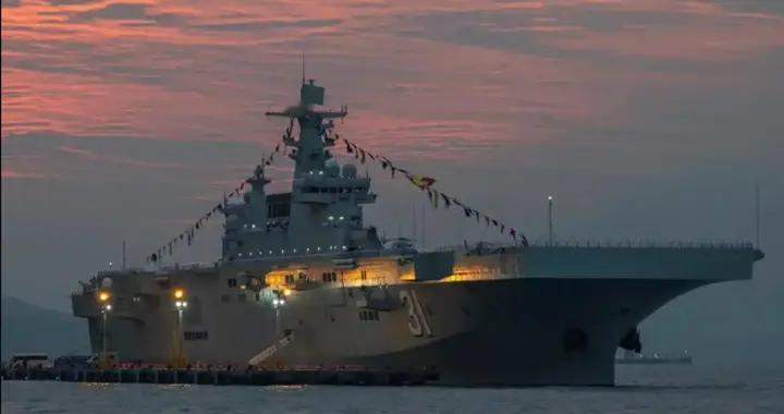 100多艘中国军舰出动，075两栖打击群南下，外军突然就客客气气