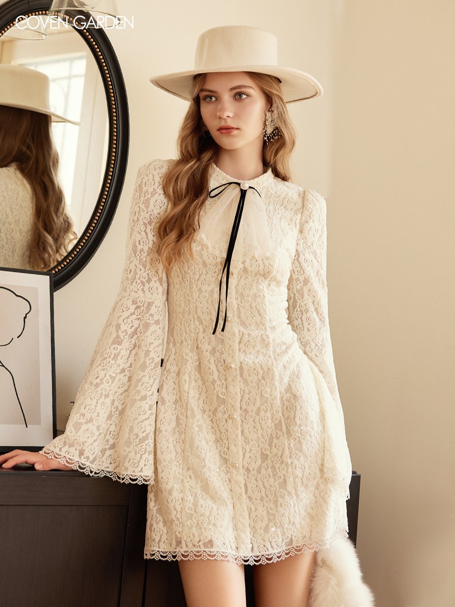 白色蕾丝宫廷喇叭袖连衣裙