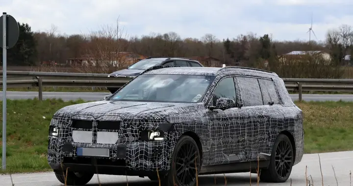 宝马iX7谍照 封闭式双肾+分体大灯 性能版预计超800匹
