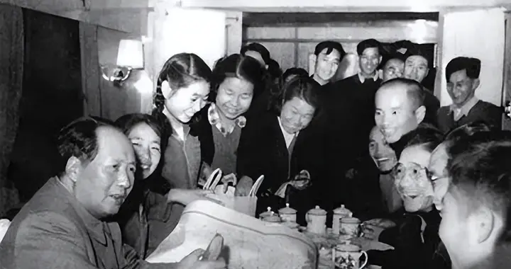 1961年，警卫员不慎打翻毛主席饭菜，毛泽东抓起饭菜继续吃