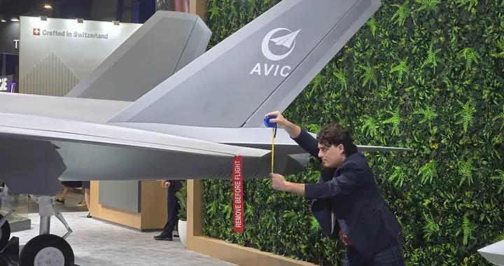 航展名场面：商人卷尺量中国隐身战机，真能测出机密？