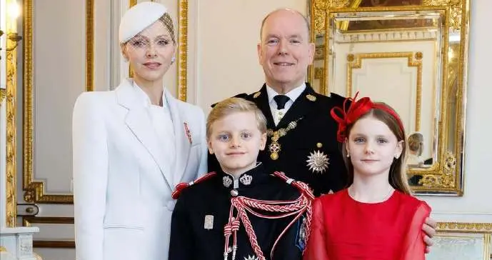 摩纳哥亲王最新全家福出炉！10岁龙凤胎公主戴珍珠耳钉，亭亭玉立