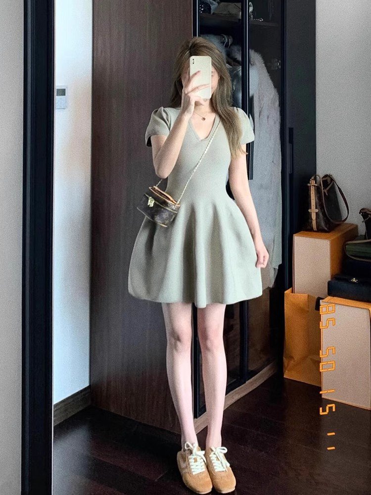 法式气质绿色v领泡泡袖短袖连衣裙女夏季小