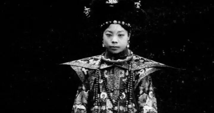 1953年，44岁妇女傅玉芳，临死前对清洁工丈夫说：我曾是大清皇妃
