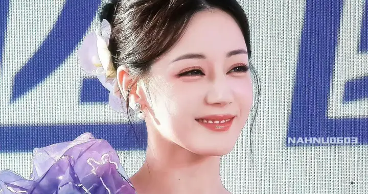 迪丽热巴，美丽迷人的“紫罗兰姐姐”