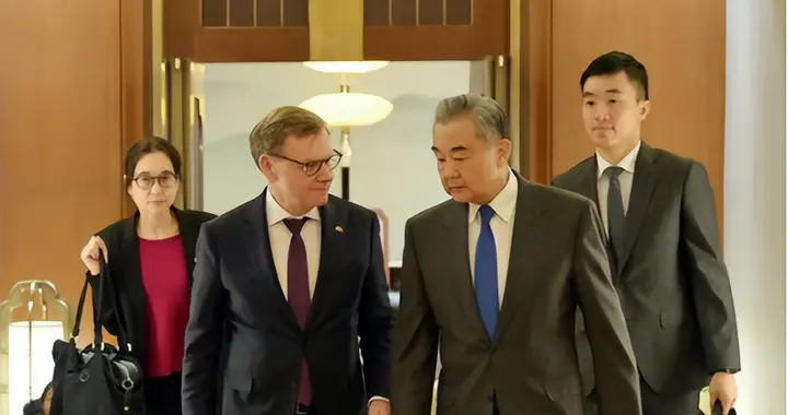 访华的德外长，用了一个单词，证明自己比其他欧洲客人高半个身位